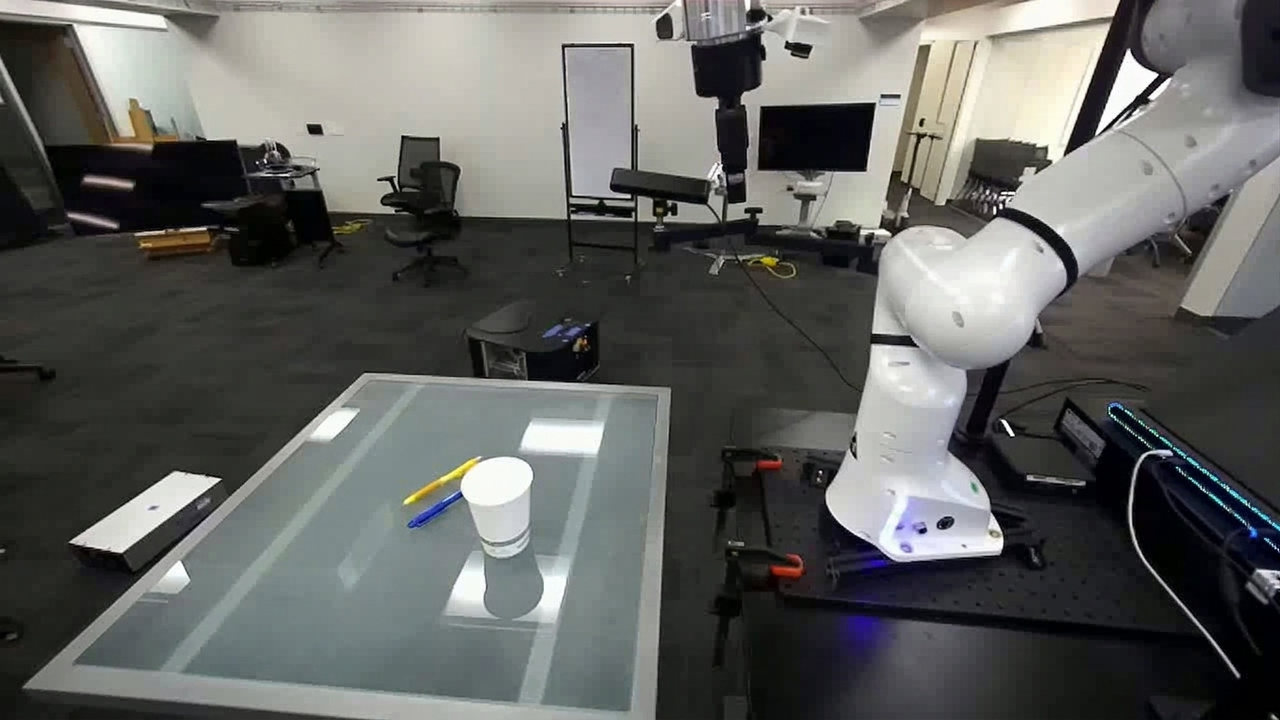 Initial image for the distractor-object-near-target example